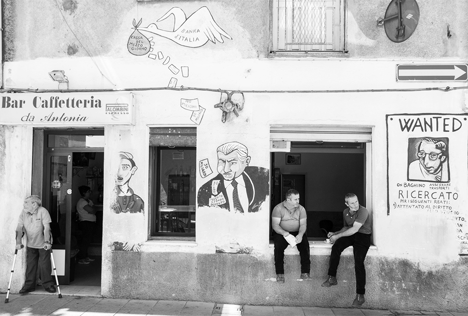 Orgosolo, Sardinië. Muurschilderingen en mensen.