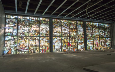 Eigen artikel Erfgoedstem en fotoreportage DUIC over terugplaatsen uniek glas-in-lood monumentaal Jongeriuskantoor.