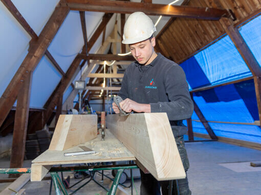 Timmerman aan het werk bij de restauratie van de Muntfabriek i.o.v. Jurriëns.