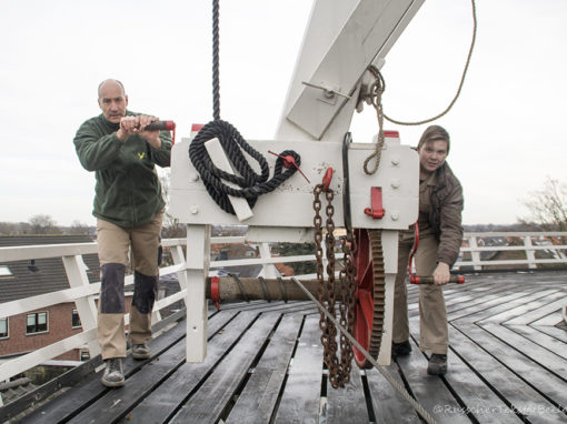 Molenaar en leerling op De Nieuwe Molen, Veenendaal. I.o.v. Stichting Utrechts Landschap.