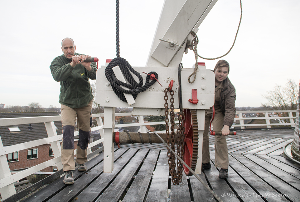 Molenaar en leerling op De Nieuwe Molen, Veenendaal. I.o.v. Stichting Utrechts Landschap.