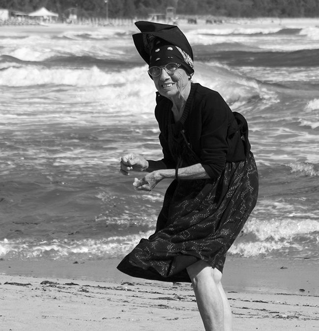 Oude dame op het strand. Sardinië