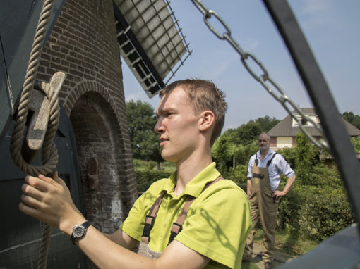 Molenaar en leerling. I.o.v. Stichting Utrechts Landschap.