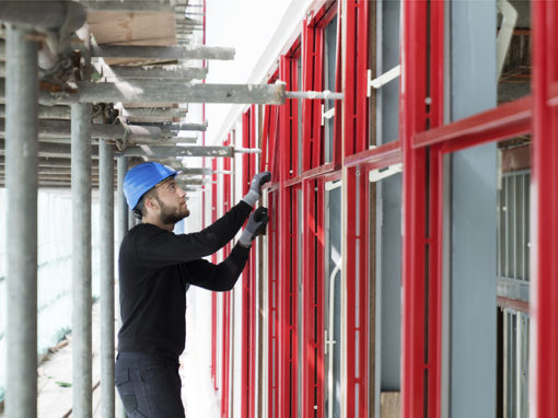 Plaatsen stalen kozijnen restauratie Rijksmonument Jongeriuskantoor. I.o.v. Heilijgers Bouw