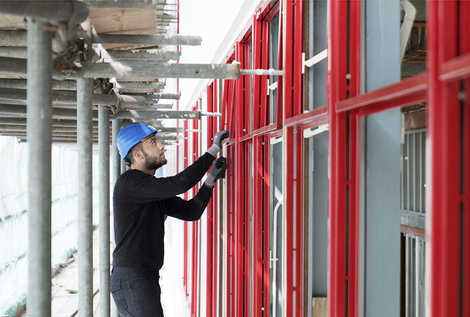 Plaatsen stalen kozijnen restauratie Rijksmonument Jongeriuskantoor. I.o.v. Heilijgers Bouw
