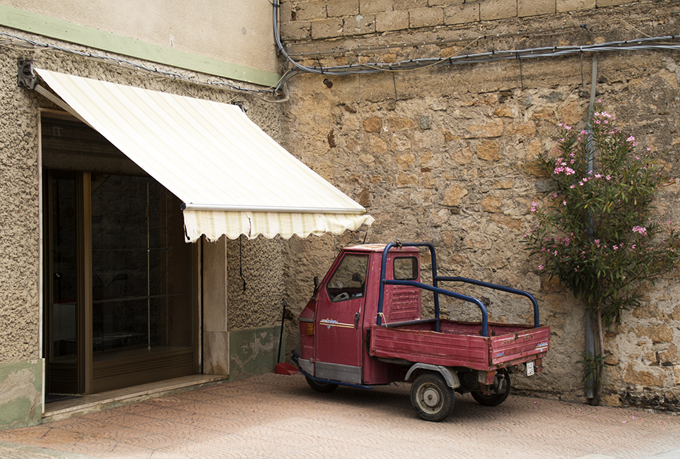 Italiaans straattafereeltje in Baunei, Sardinië