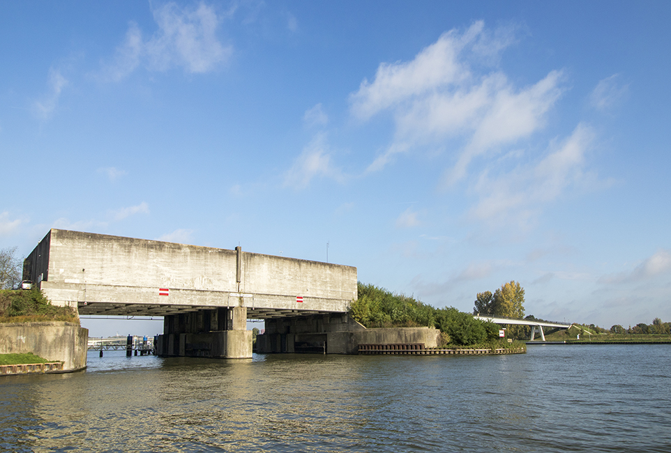 De plofsluis, een brug die geen sluis was maar een dam moest worden.