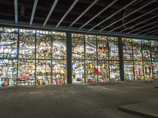 Teruggeplaatst glas-in-lood raam, Rijksmonument Jongeriuskantoor. Eigen artikel Erfgoedstem, fotoreportage DUIC.