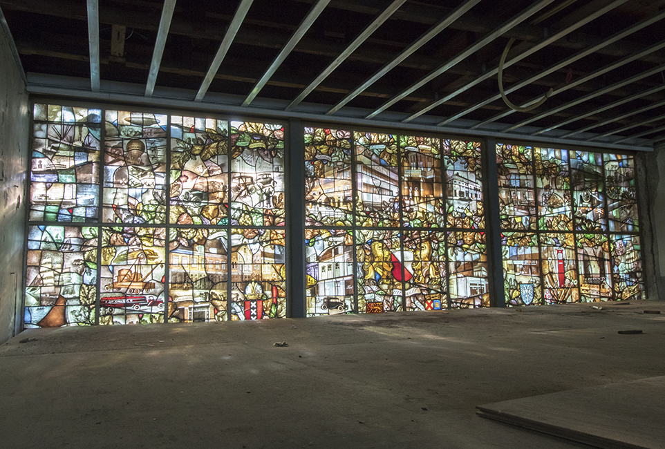 Teruggeplaatst glas-in-lood raam, Rijksmonument Jongeriuskantoor. Eigen artikel Erfgoedstem, fotoreportage DUIC.