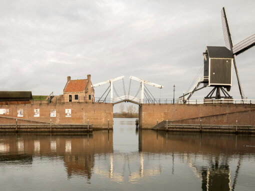 Heusden vesting, stadshaven met standerdmolen.