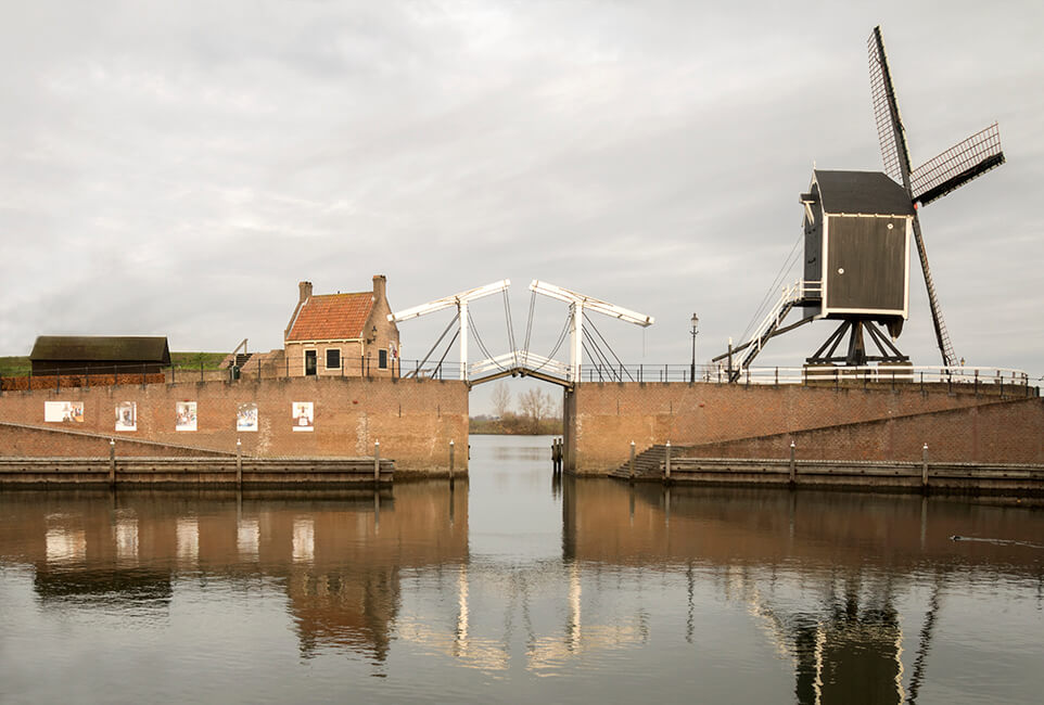 Heusden vesting, stadshaven met standerdmolen.