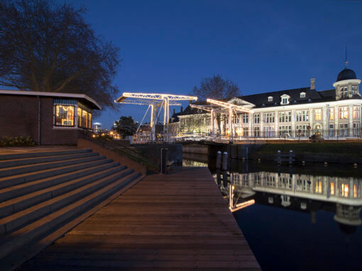 Muntkade Utrecht. Abel Tasmanbrug en gebouw Koninklijke Munt, beide Rijksmonumenten.