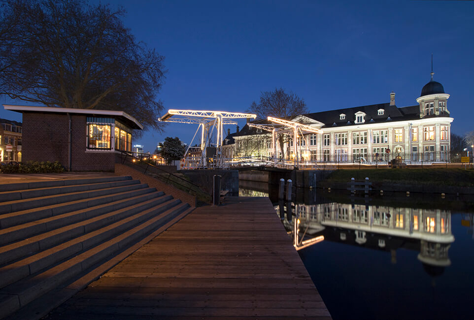 Muntkade Utrecht. Abel Tasmanbrug en gebouw Koninklijke Munt, beide Rijksmonumenten.