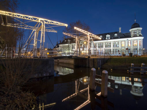 Muntkade Utrecht. Abel Tasmanbrug en gebouw Koninklijke Munt, beide Rijksmonumenten.