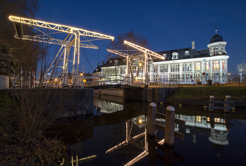 Muntkade Utrecht. Abel Tasmanbrug en gebouw Koninklijke Munt, beide Rijksmonumenten.