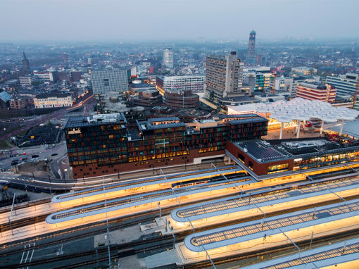 Utrecht vanaf 92 meter hoogte: Utrecht CS, Hoog Catharijne, binnenstad (Domtoren) en verder.