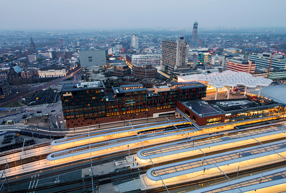 Utrecht vanaf 92 meter hoogte: Utrecht CS, Hoog Catharijne, binnenstad (Domtoren) en verder.