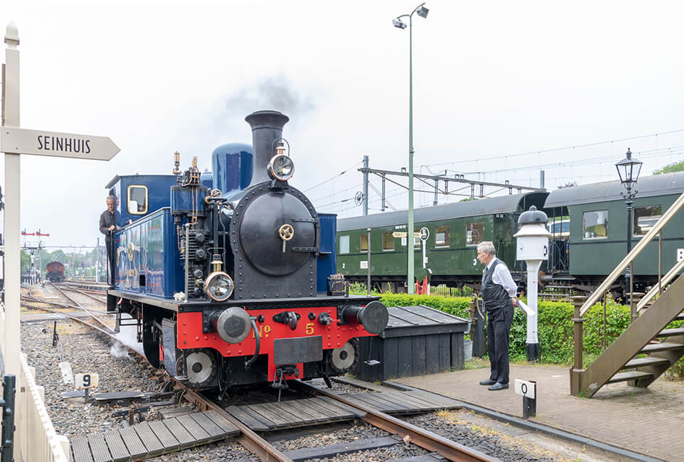 Stoomlocomotief uit 1929 bij station Hoorn – Stoomtram Hoorn – Medemblik.