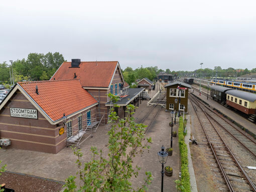 Aanbrengen van mozaïek invullingen bij raambogen Station Hoorn – Stoomtram Hoorn-Medemblik i.o.v. H.J. Schippers Gevelwerken.