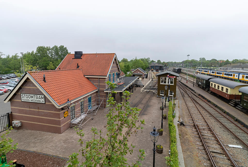 Aanbrengen van mozaïek invullingen bij raambogen Station Hoorn – Stoomtram Hoorn-Medemblik i.o.v. H.J. Schippers Gevelwerken.