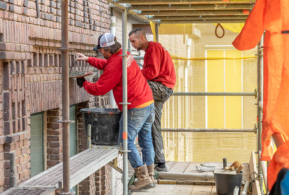 Erfgoedspecialisten aan het werk: gevelherstel, Koninklijke Koopmans Meelfabrieken, i.o.v. H.J. Schippers Gevelherstel