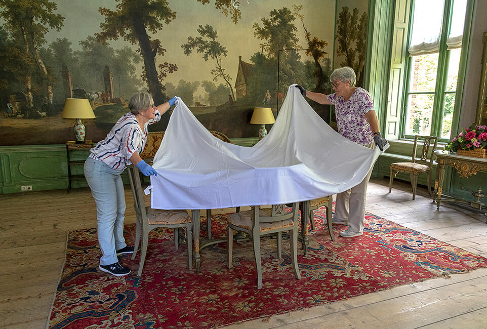 Good Housekeeping, erfgoedspecialisten aan het werk op Kasteel Loenersloot i.o.v. Utrechts Landschap