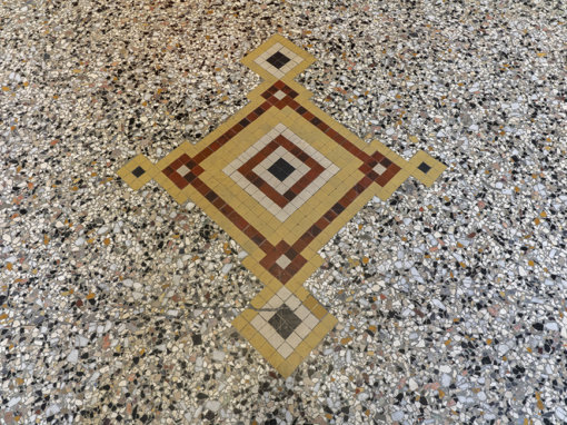 Detail fraaie terrazzo vloer i.o.v. Utrechts Monumentenfonds.