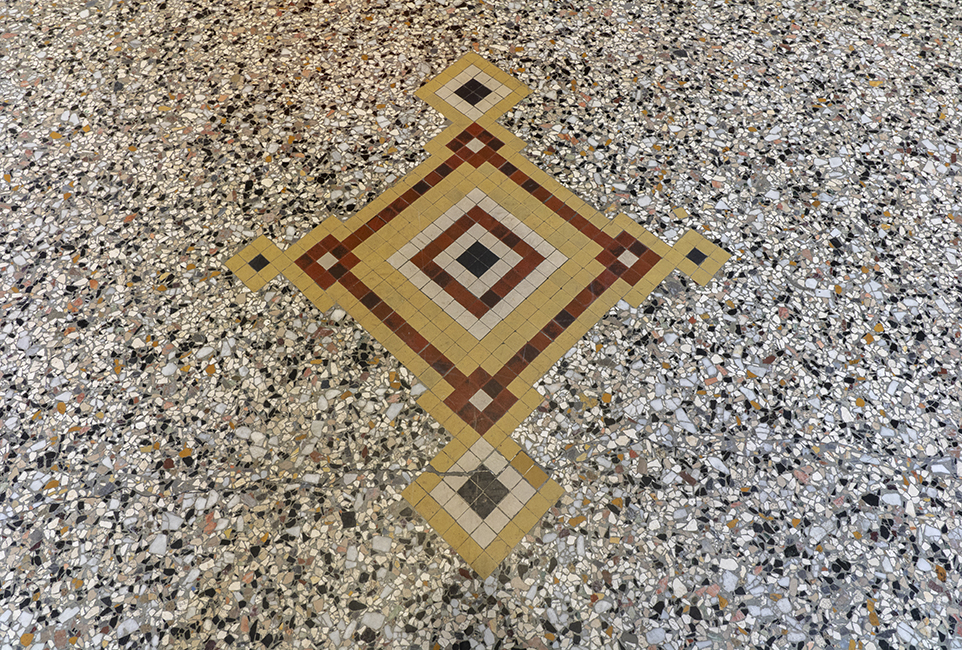 Detail fraaie terrazzo vloer i.o.v. Utrechts Monumentenfonds.