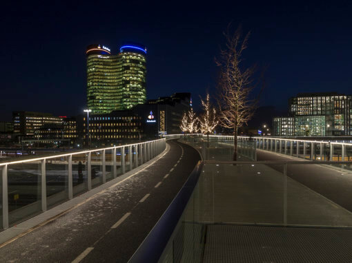 Moreelsebrug met op de achtergrond het hoofdkantoor van de Rabobank (de Verrekijker).