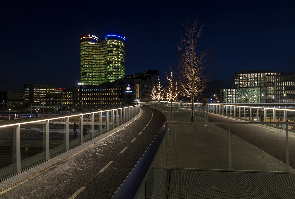 Moreelsebrug met op de achtergrond het hoofdkantoor van de Rabobank (de Verrekijker).