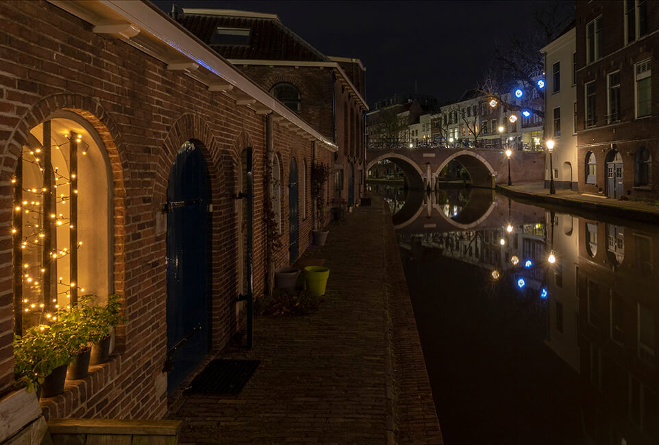Oudegracht zicht op Vollersbrug en voormalige stoombierbrouwerij De Boog