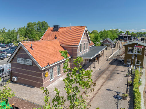 Aanbrengen van mozaïek invullingen bij raambogen Station Hoorn – Stoomtram Hoorn-Medemblik i.o.v. H.J. Schippers Gevelwerken.