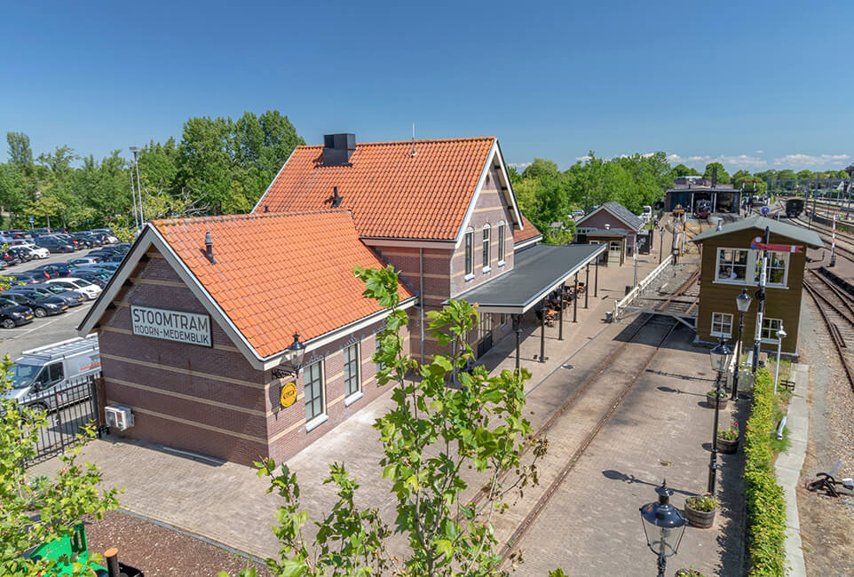 Aanbrengen van mozaïek invullingen bij raambogen Station Hoorn – Stoomtram Hoorn-Medemblik i.o.v. H.J. Schippers Gevelwerken.