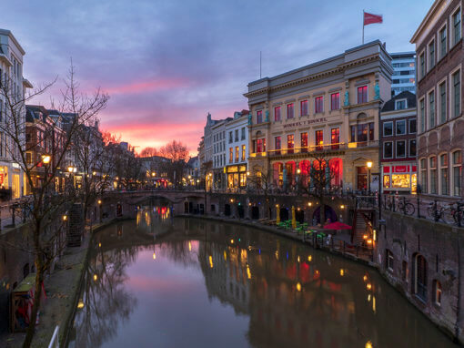 Utrecht Oudegracht met Winkel van Sinkel en Bezembrug.