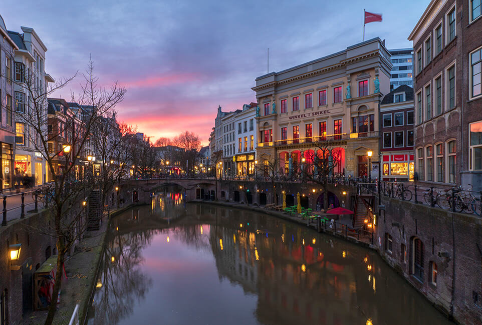 Utrecht Oudegracht met Winkel van Sinkel en Bezembrug.