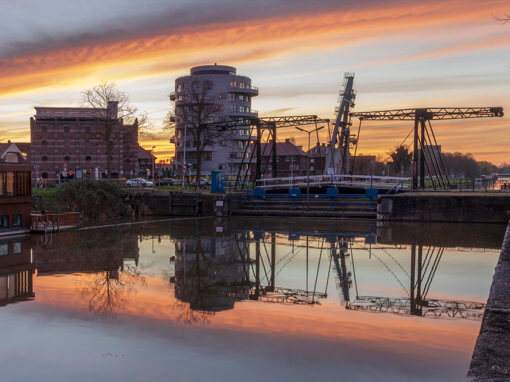 Muntsluis, Cereolfabriek met historische elevator en woontoren Meyster´s Buiten bij zonsondergang.