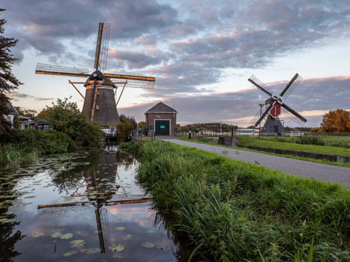 Molen van de Polder Westbroek (links) en Molen van de Polder Buitenweg