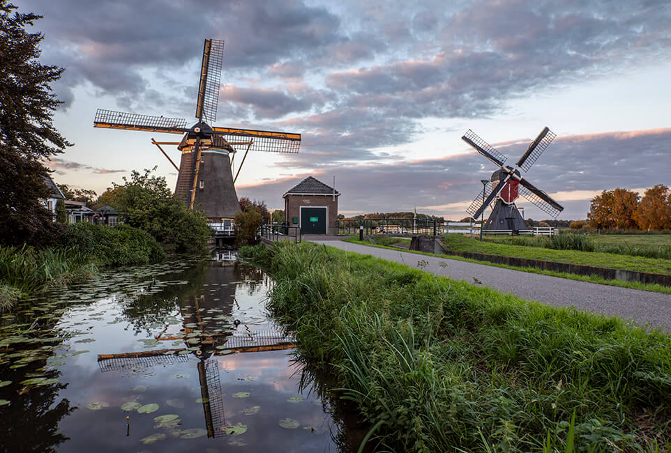 Molen van de Polder Westbroek (links) en Molen van de Polder Buitenweg