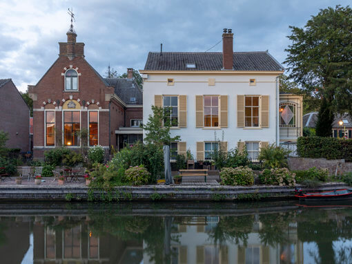 Herenhuis Klein Zuylenburgh (rechts) en daarnaast voormalig gemeentehuis van de vroegere gemeente Zuilen.