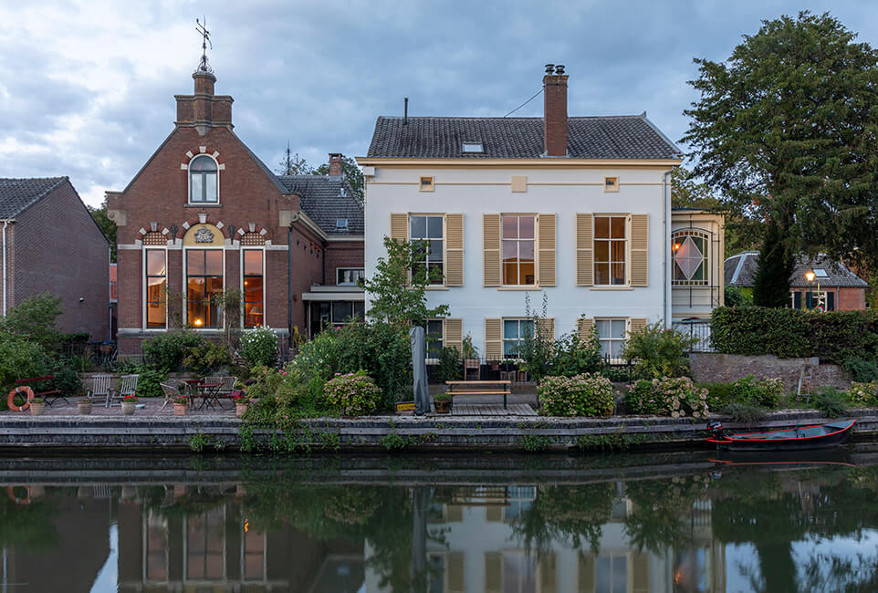 Herenhuis Klein Zuylenburgh (rechts) en daarnaast voormalig gemeentehuis van de vroegere gemeente Zuilen.