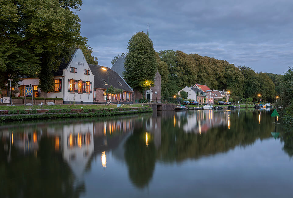 Beschermd dorpsgezicht Oud Zuilen langs de Vecht.