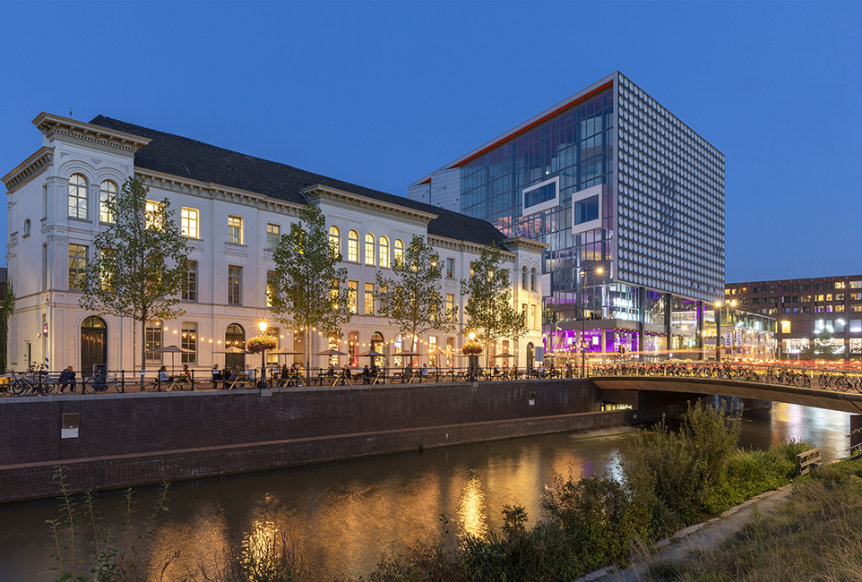 Vinkepand, TivoliVredenburg en Hoog Catharijne The Mall aan de herstelde Stadsbuitengracht, Utrecht