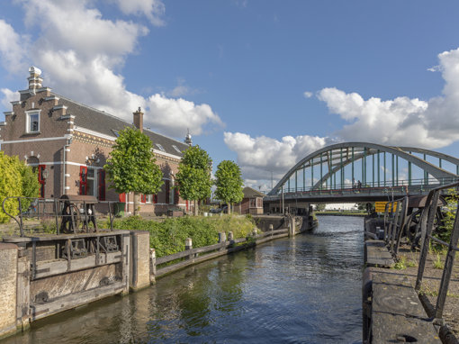 Monumentale sluiswachterswoning, sluis en boogbrug. Onderdeel historische doorsteek, nauwste plek, Amsterdam Rijnkanaal en Vecht. Tussen Utrecht en Maarssen.