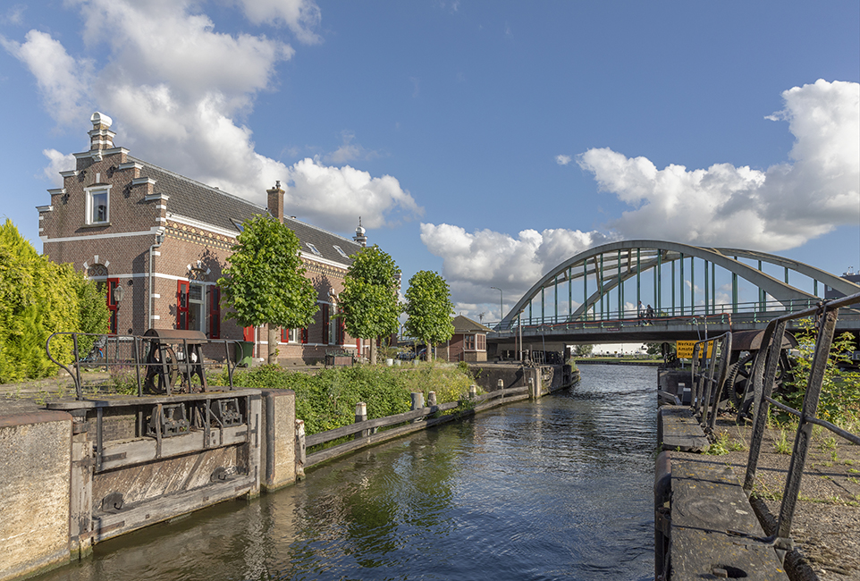 Monumentale sluiswachterswoning, sluis en boogbrug. Onderdeel historische doorsteek, nauwste plek, Amsterdam Rijnkanaal en Vecht. Tussen Utrecht en Maarssen.