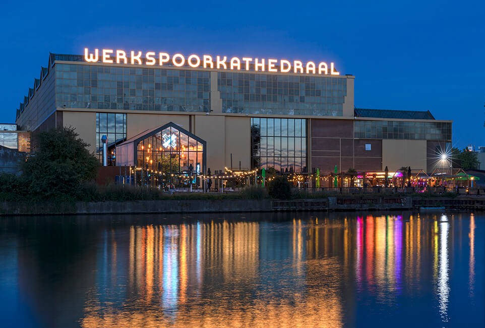 Werkspoorkathedraal en Werkspoorkade, Utrecht.