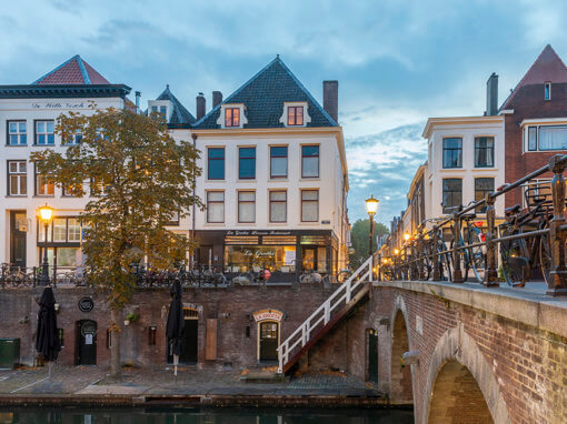 Zicht op de Jacobijnenstraat vanaf de Jacobibrug over de Oudegracht in Utrecht