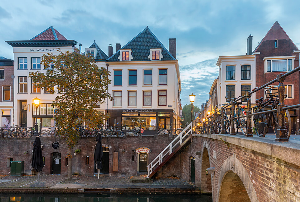 Zicht op de Jacobijnenstraat vanaf de Jacobibrug over de Oudegracht in Utrecht