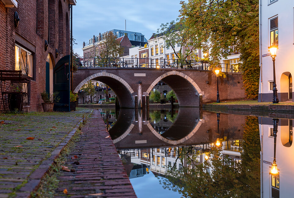 Oudegracht met Twijnstraat aan de Werf en Vollersbrug.