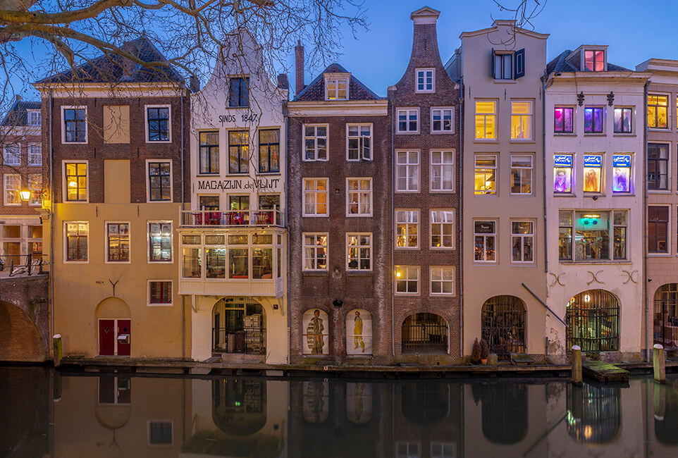 Huizen aan de Lijnmarkt – Oudegracht tijdens het blauwe uur.