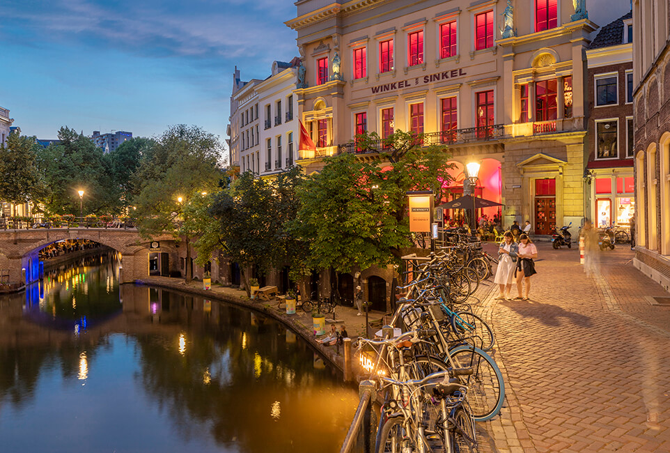 Winkel van Sinkel, Stadhuisbrug , Oudegracht Utrecht